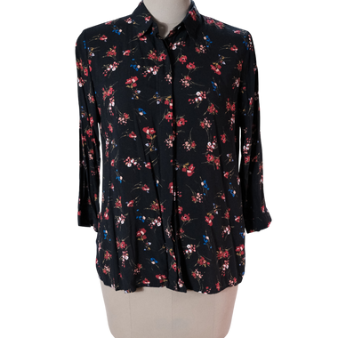 Camisa Negra Flores Rojo Azúl