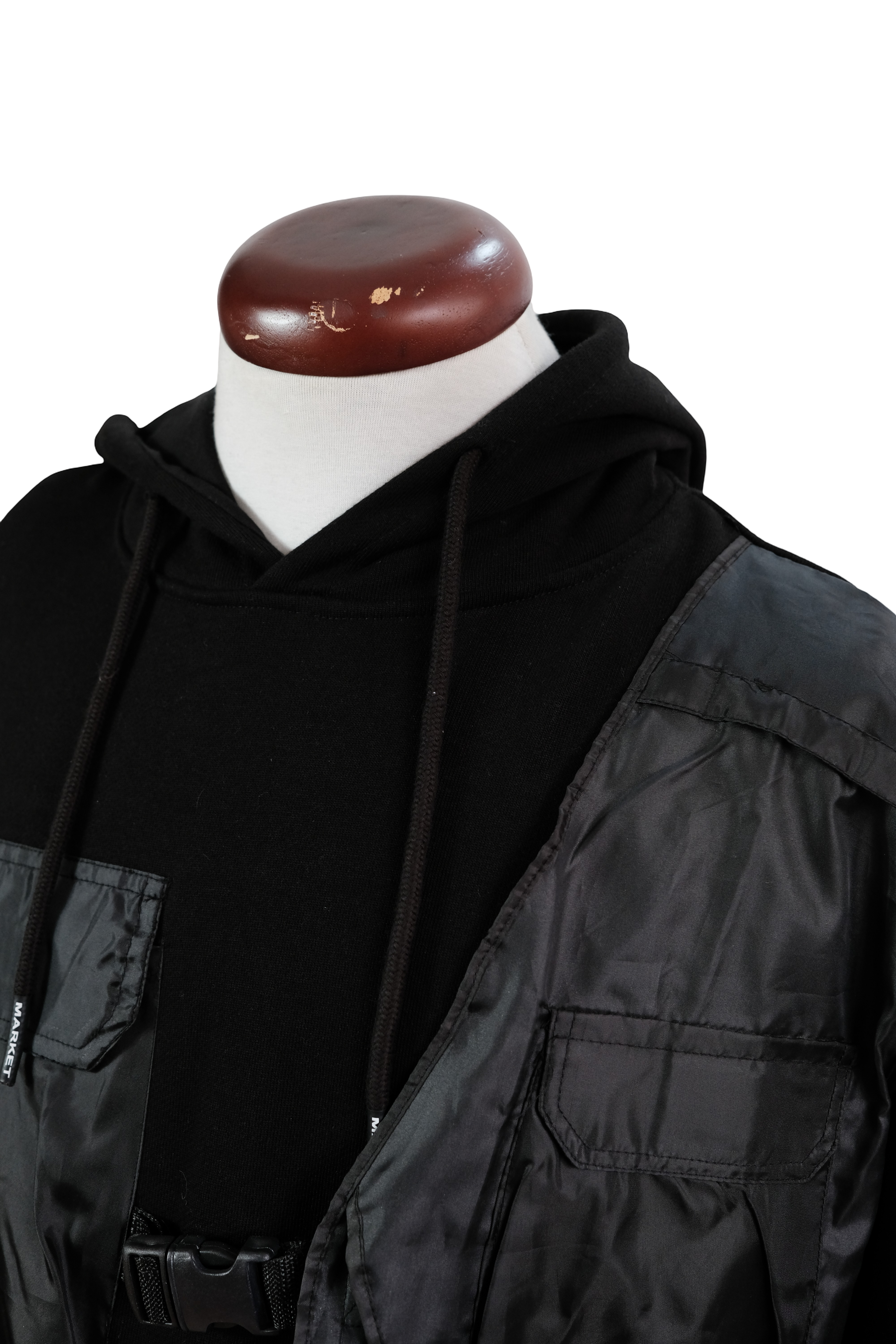 Hoodie Negro con Chaleco impermeable sobrepuesto