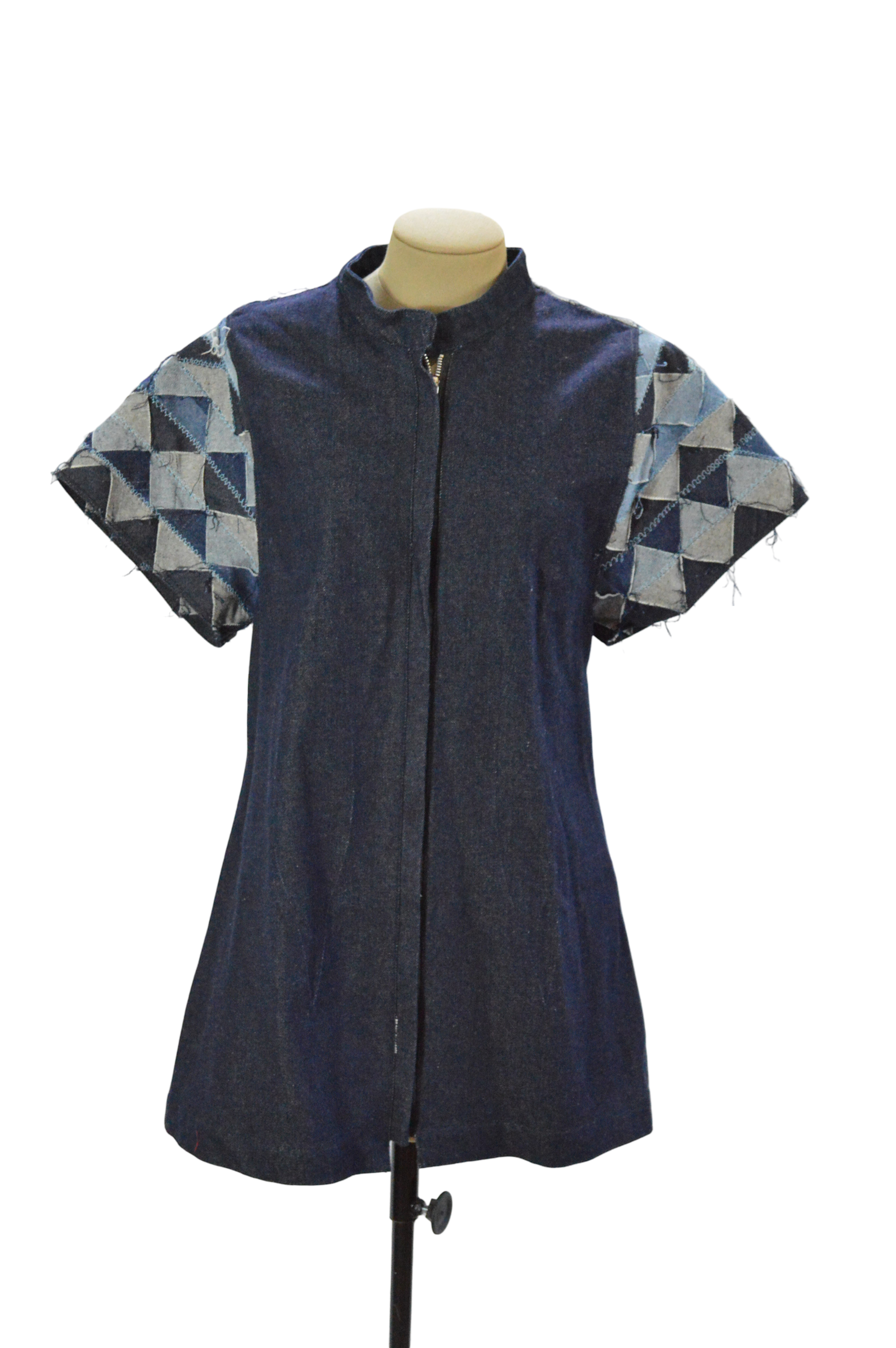 CHAQUETA AZUL OSCURO INTERVENCION EN MANGAS CORTAS TALLA ML
