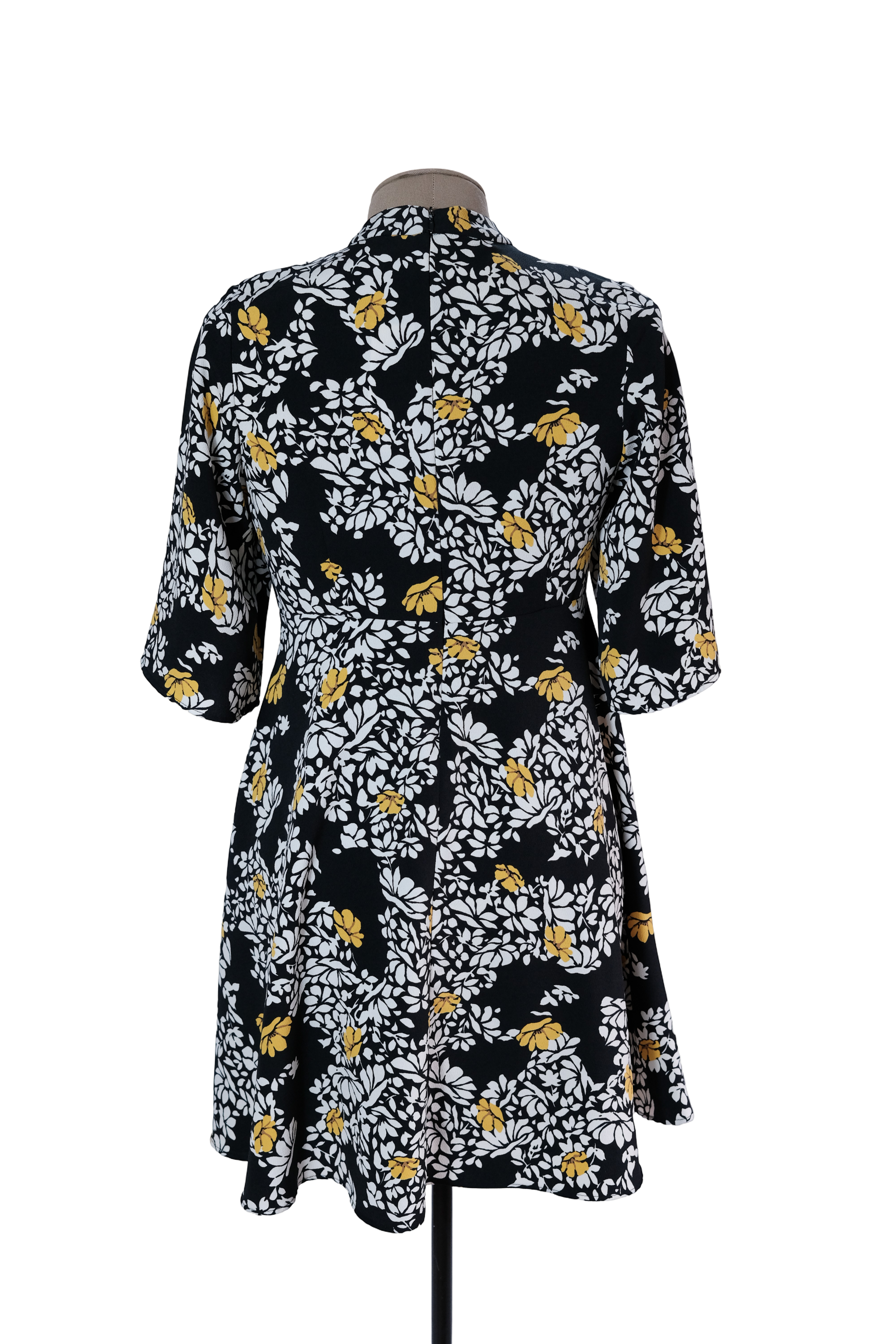 Vestido Corto Negro Flores Blancas Amarillas