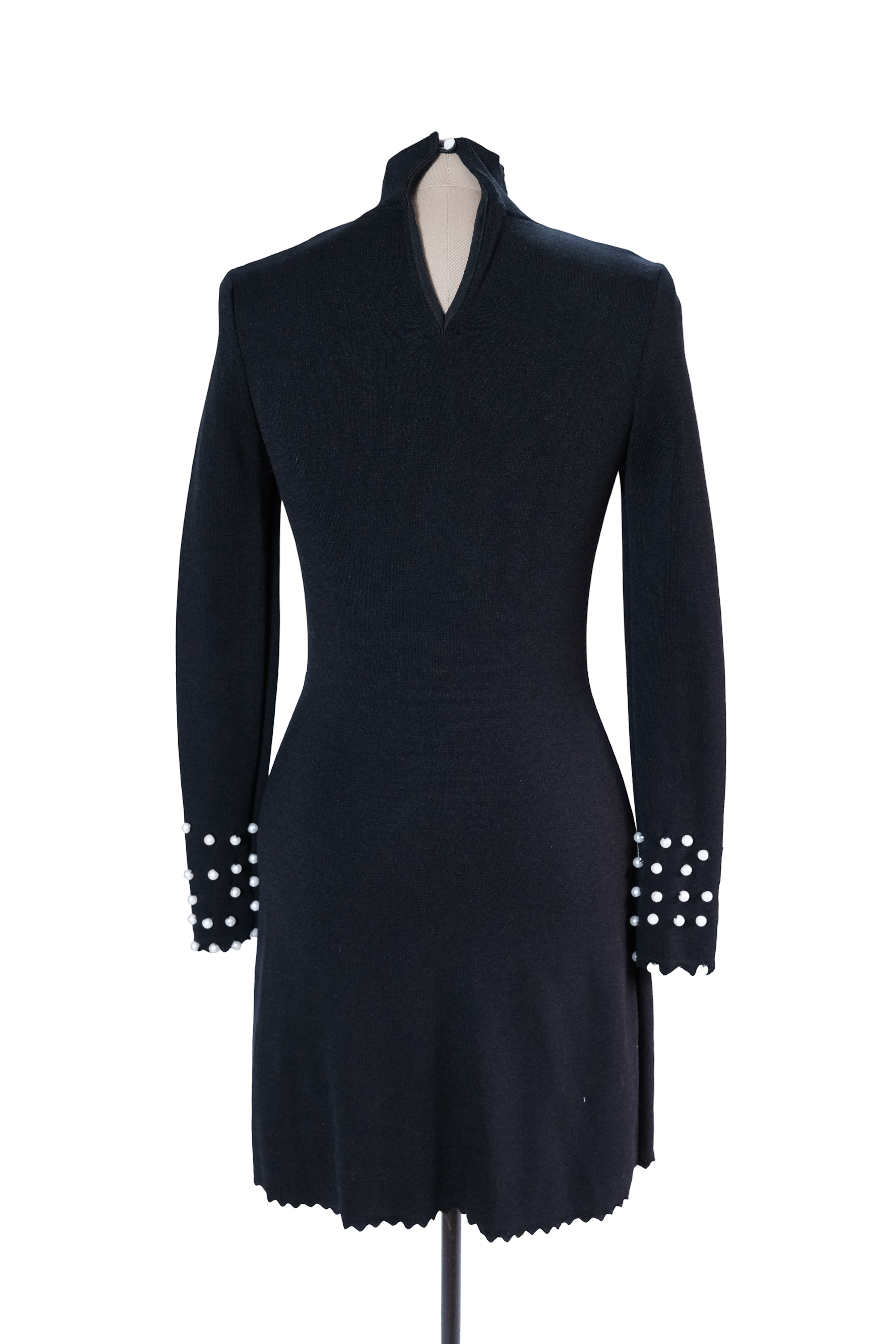Vestido Negro Con Perlas